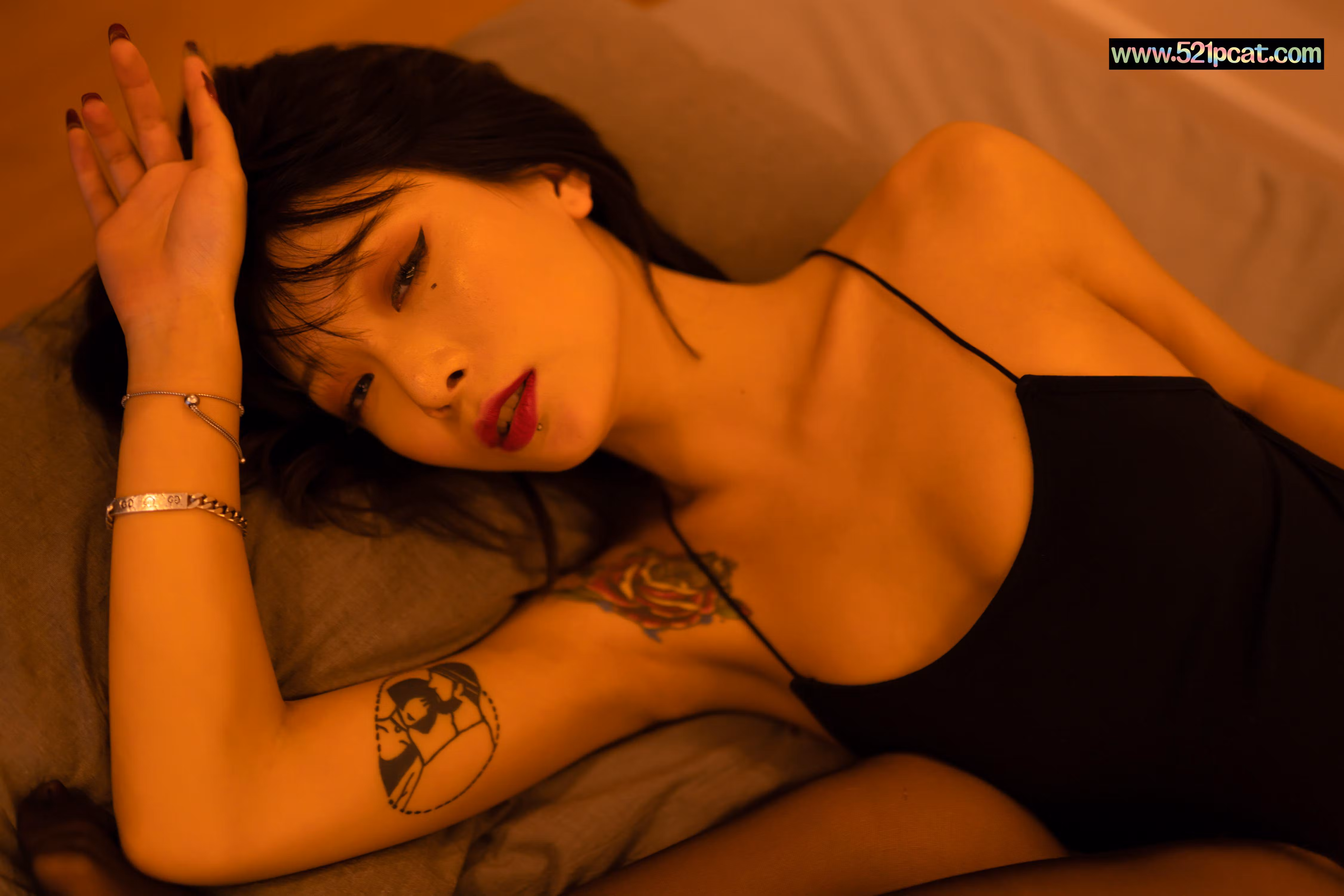 极简粉色泳装比基尼展现丰满美乳与白嫩身姿